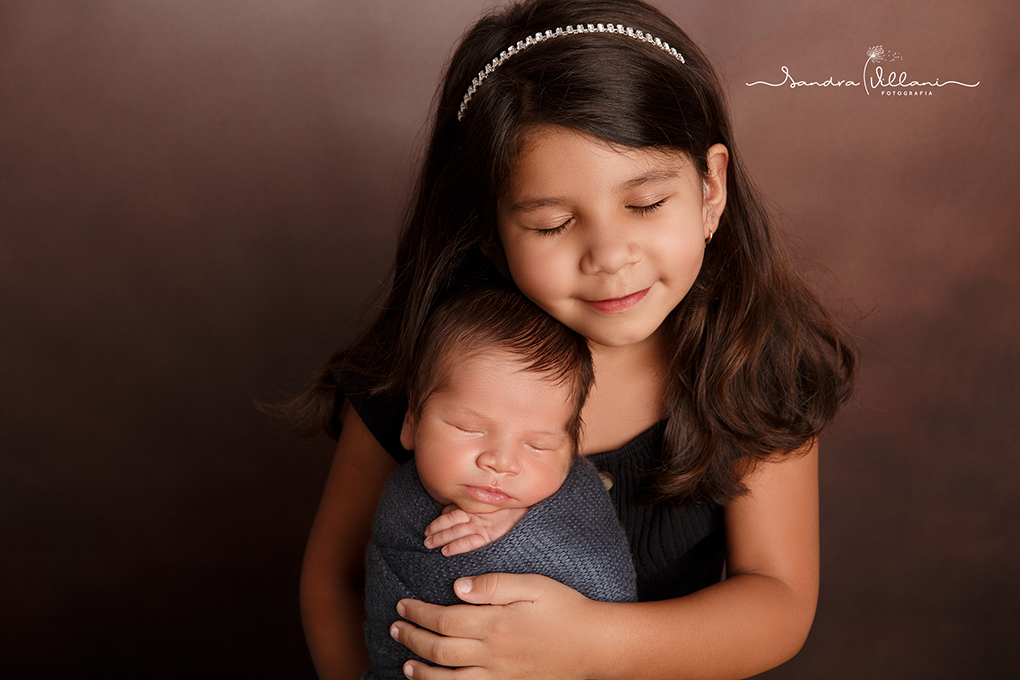 ensaio newborn ou recém nascido realizado em São Caetano do Sul - SP com a irmã