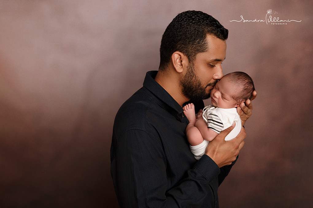 ensaio recém nascido ou newborn realizado em São Caetano do Sul - SP com o pai