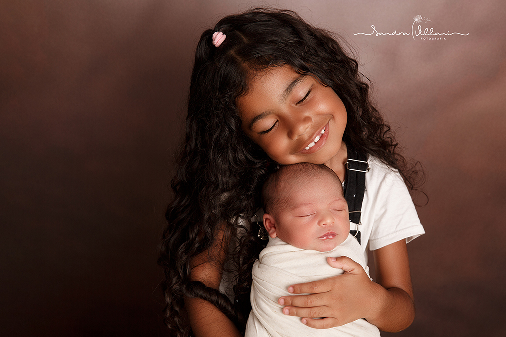 ensaio recém nascido ou newborn realizado em São Caetano do Sul - SP com a irmã