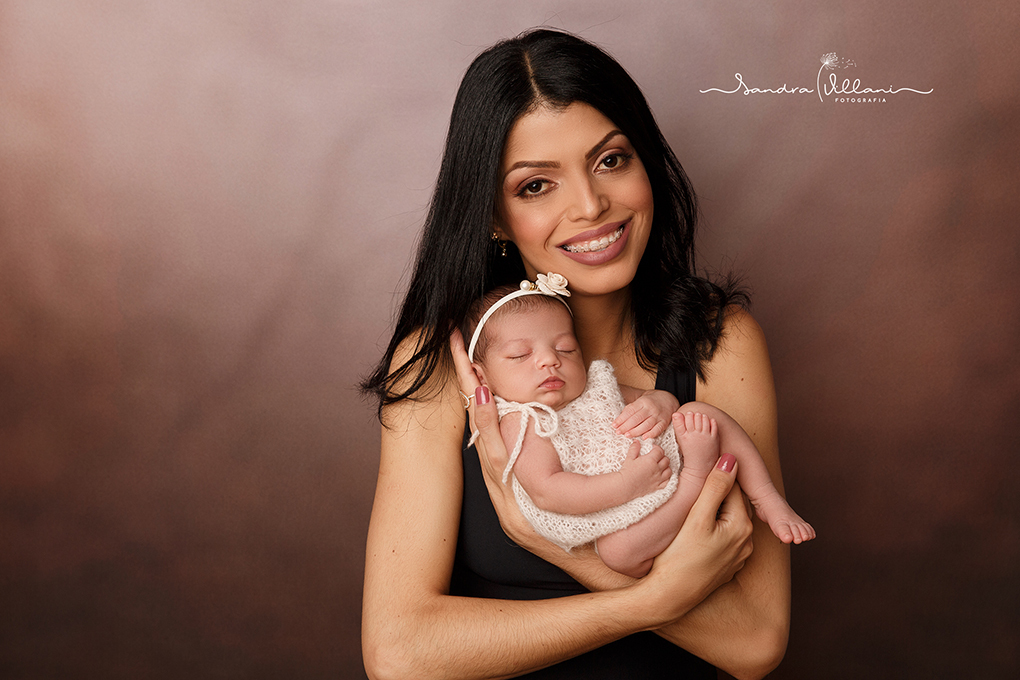 ensaio recém nascido ou newborn realizado em São Caetano do Sul - SP com a mãe