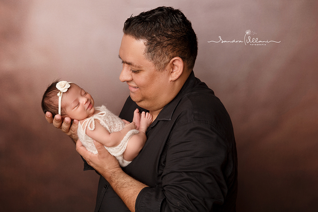 ensaio recém nascido ou newborn realizado em São Caetano do Sul - SP com o pai