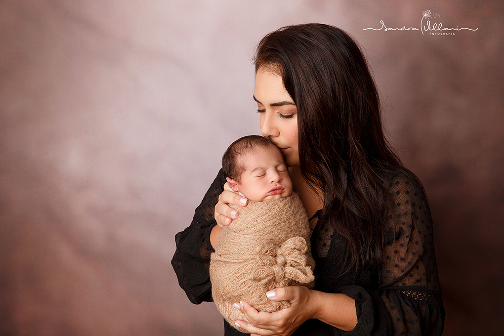 ensaio newborn realizado em São Caetano do Sul - ABC - SP com a mãe