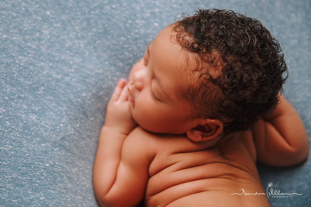 ensaio newborn ou recém nascido realizado no ABC - SP mostrando as dobrinhas