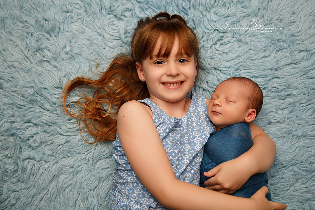 fotografia de recém nascido com a irmãzinha