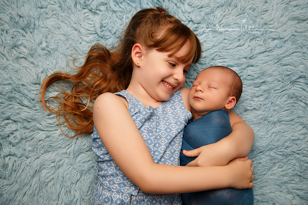 fotografia de recém nascido com a irmãzinha