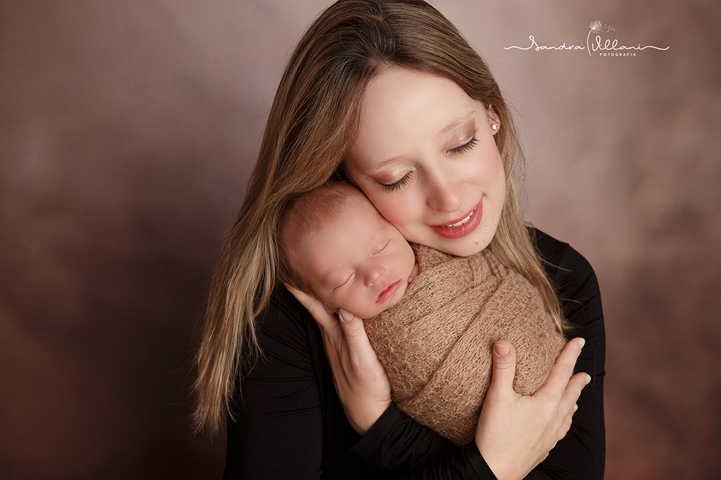 ensaio newborn realizado em São Caetano do Sul com a mãe