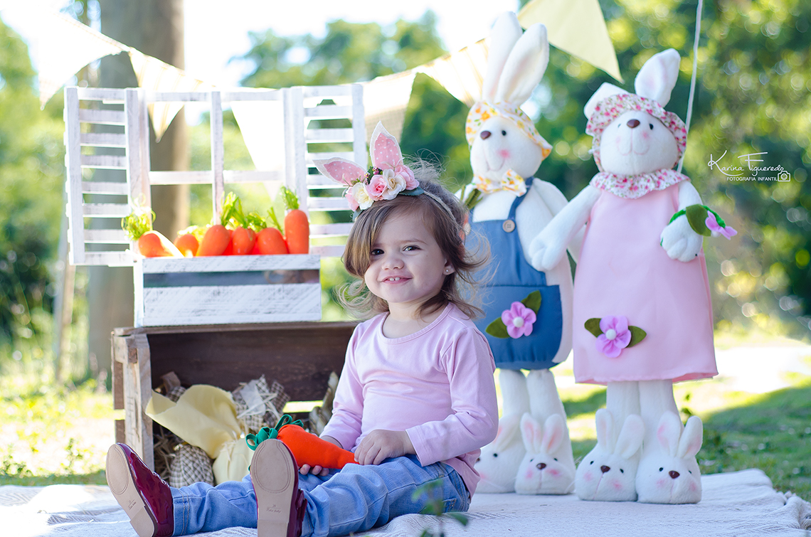foto de criança com coelho de páscoa em Campinas por Karina Figueredo