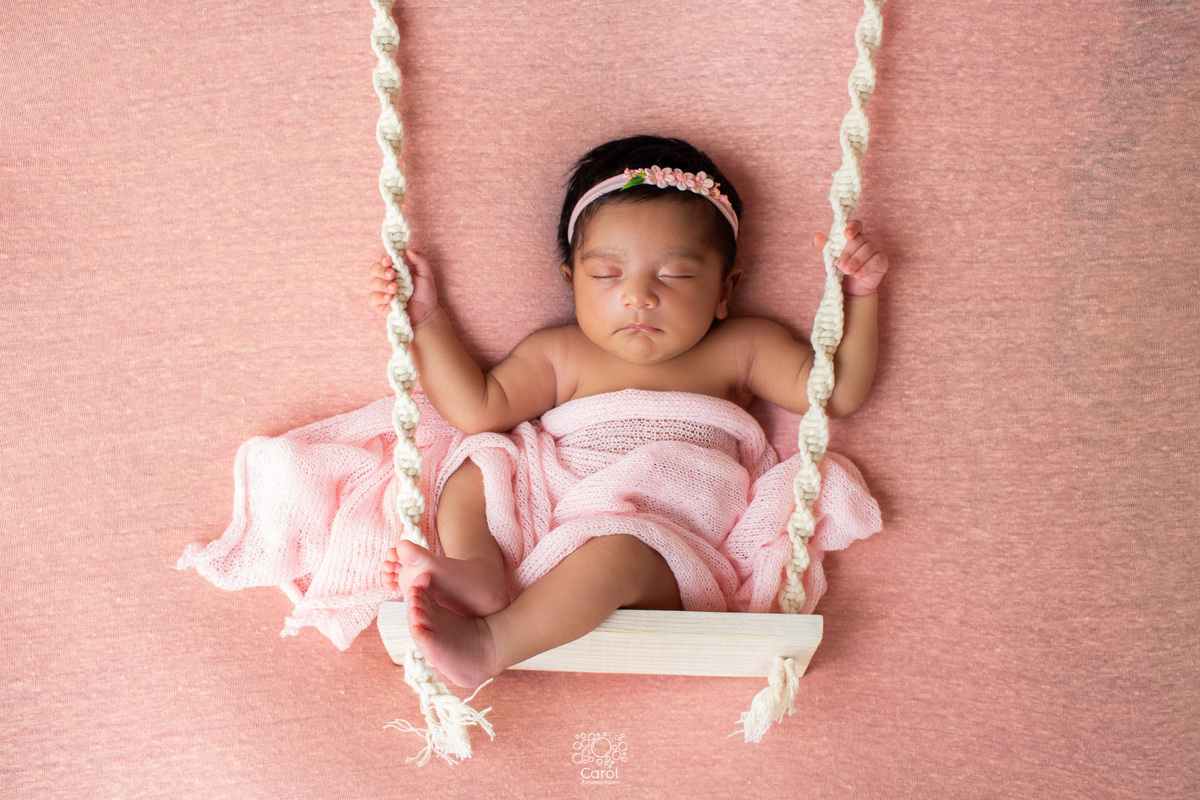 A suavidade do balançar...
Fotografia da bebê Eloá, durante o ensaio newborn, feito na casa da família em Biguaçu - SC. Foto pela fotógrafa Carol Zimmermann