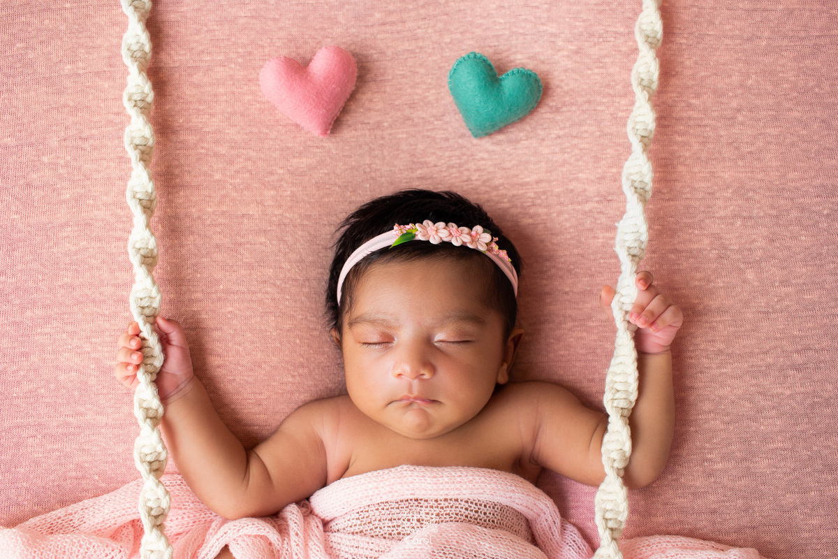 Os corações da mamãe e do papai, sempre me acompanham!
Fotografia da bebê Eloá, durante o ensaio newborn, feito na casa da família em Biguaçu - SC. Foto pela fotógrafa Carol Zimmermann