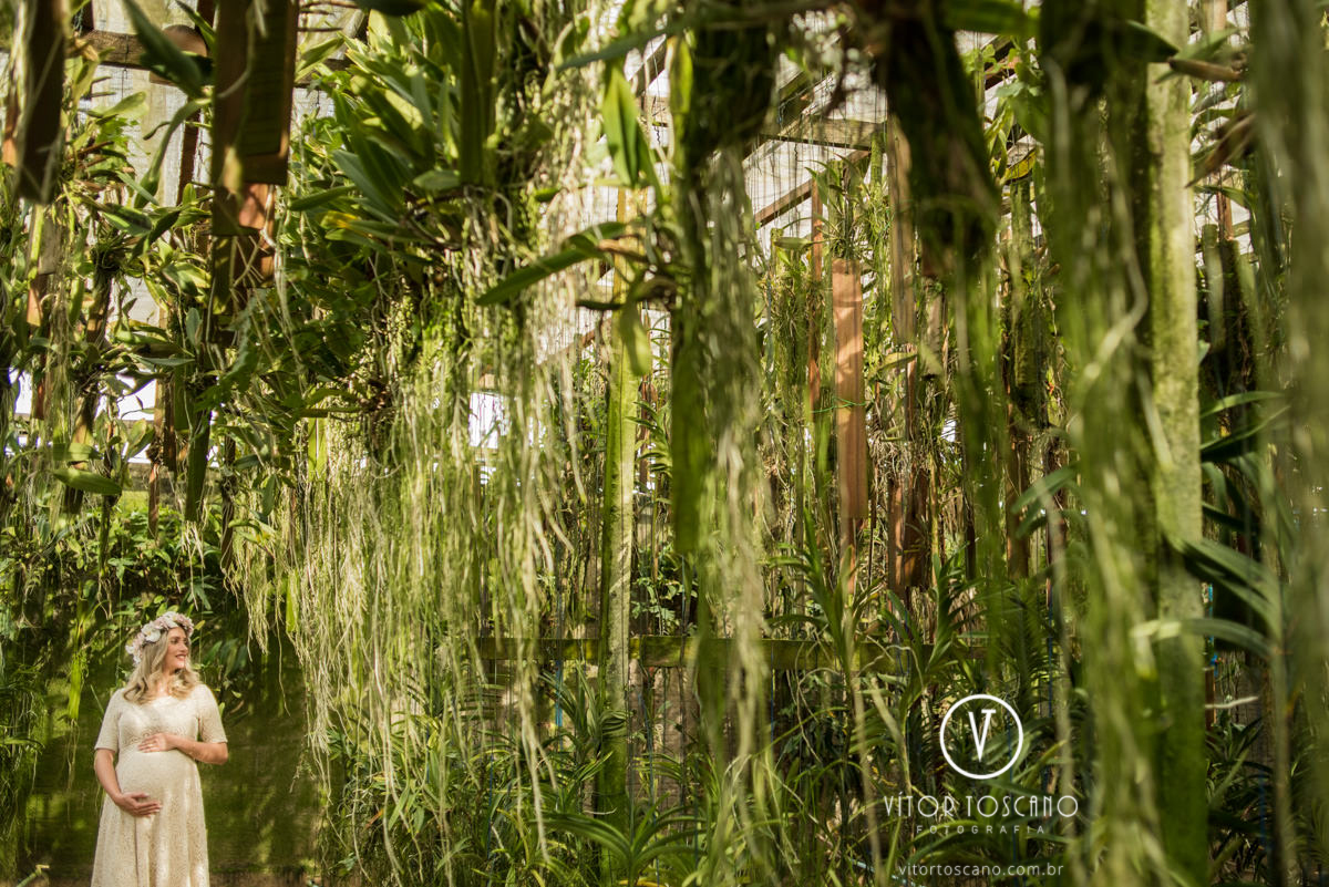 Gestante raissa no ensaio fotográfico de gestante no orquidário ed mattos em natal rn, por vitor toscano.