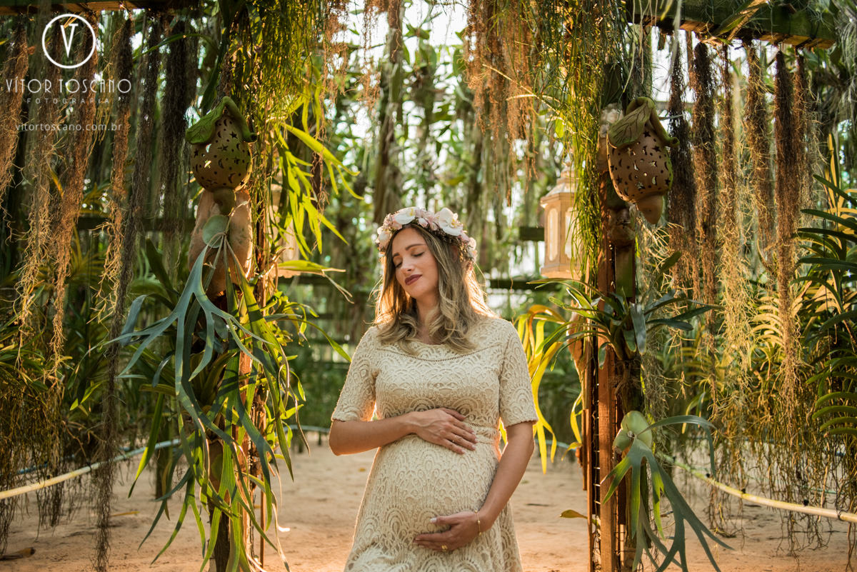 Gestante raissa no ensaio fotográfico de gestante no orquidário ed mattos em natal rn, por vitor toscano.