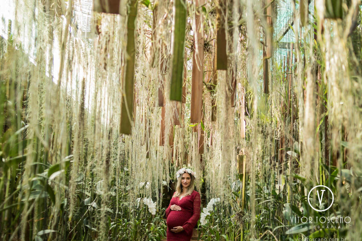 Gestante raissa no ensaio fotográfico de gestante no orquidário ed mattos em natal rn, por vitor toscano.