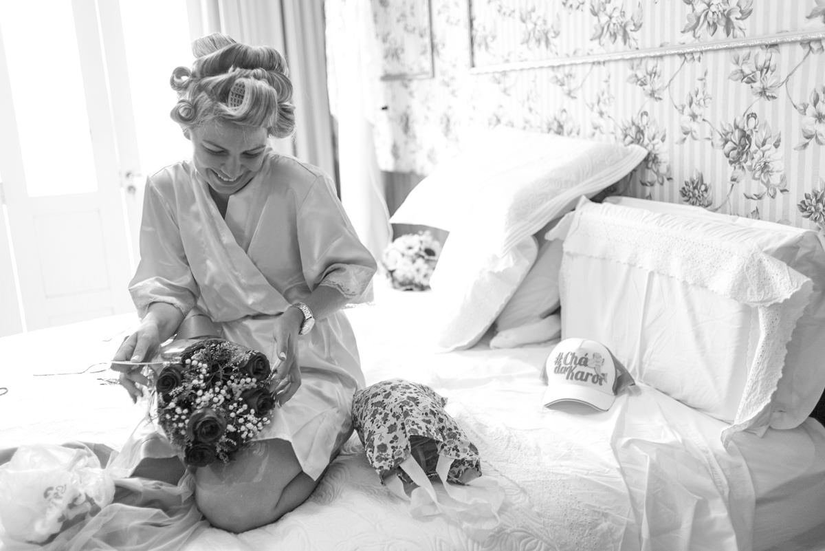 Noiva emocionada com o buque de flores no casamento de Karol e Andre, na pousada Macamirim em Natal RN.