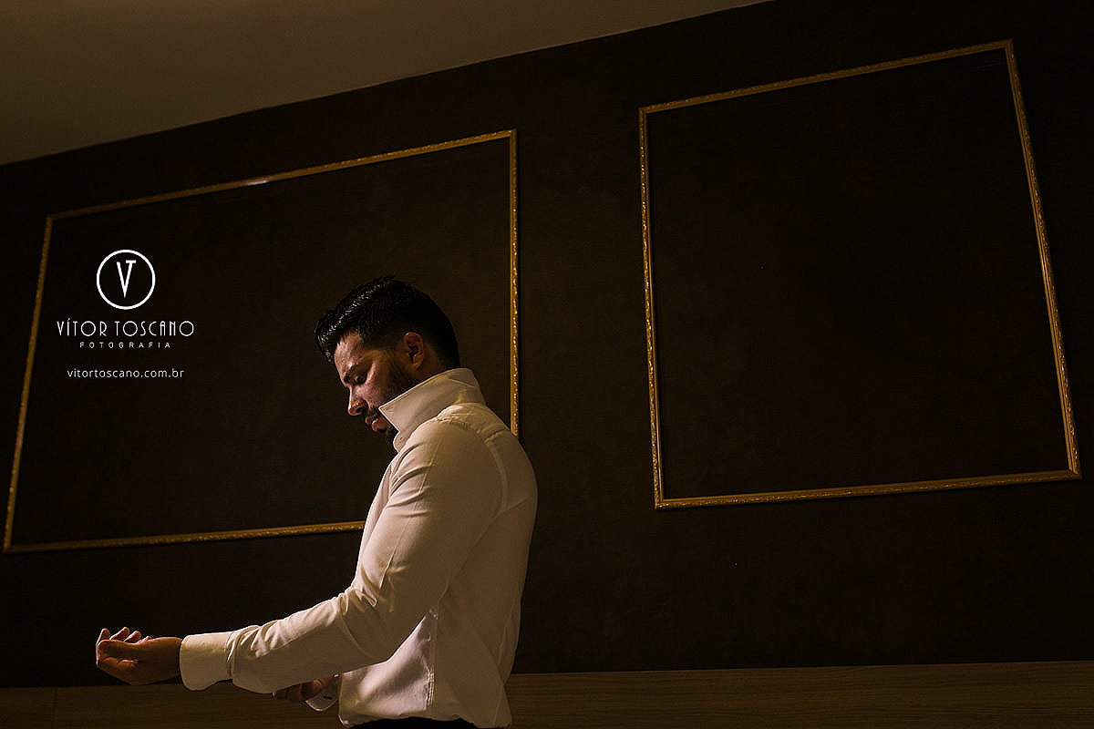 Noivo se arrumando no casamento de Karol e Andre, na pousada Macamirim em Natal RN.