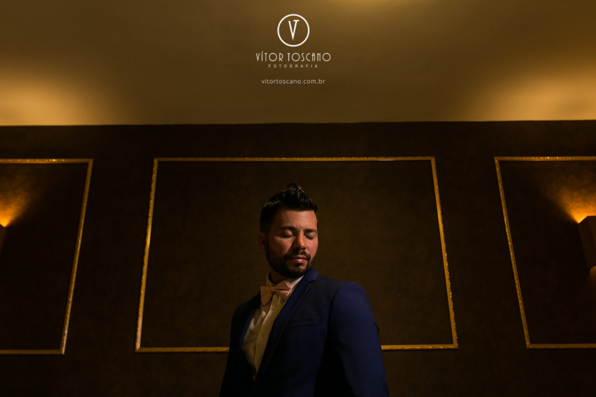 Noivo posando para as fotos no casamento de Karol e Andre, na pousada Macamirim em Natal RN.