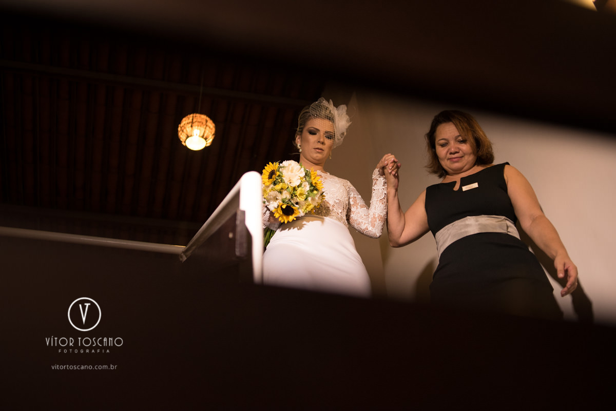 Noiva descendo as escadas no casamento de Karol e Andre, na pousada Macamirim em Natal RN.