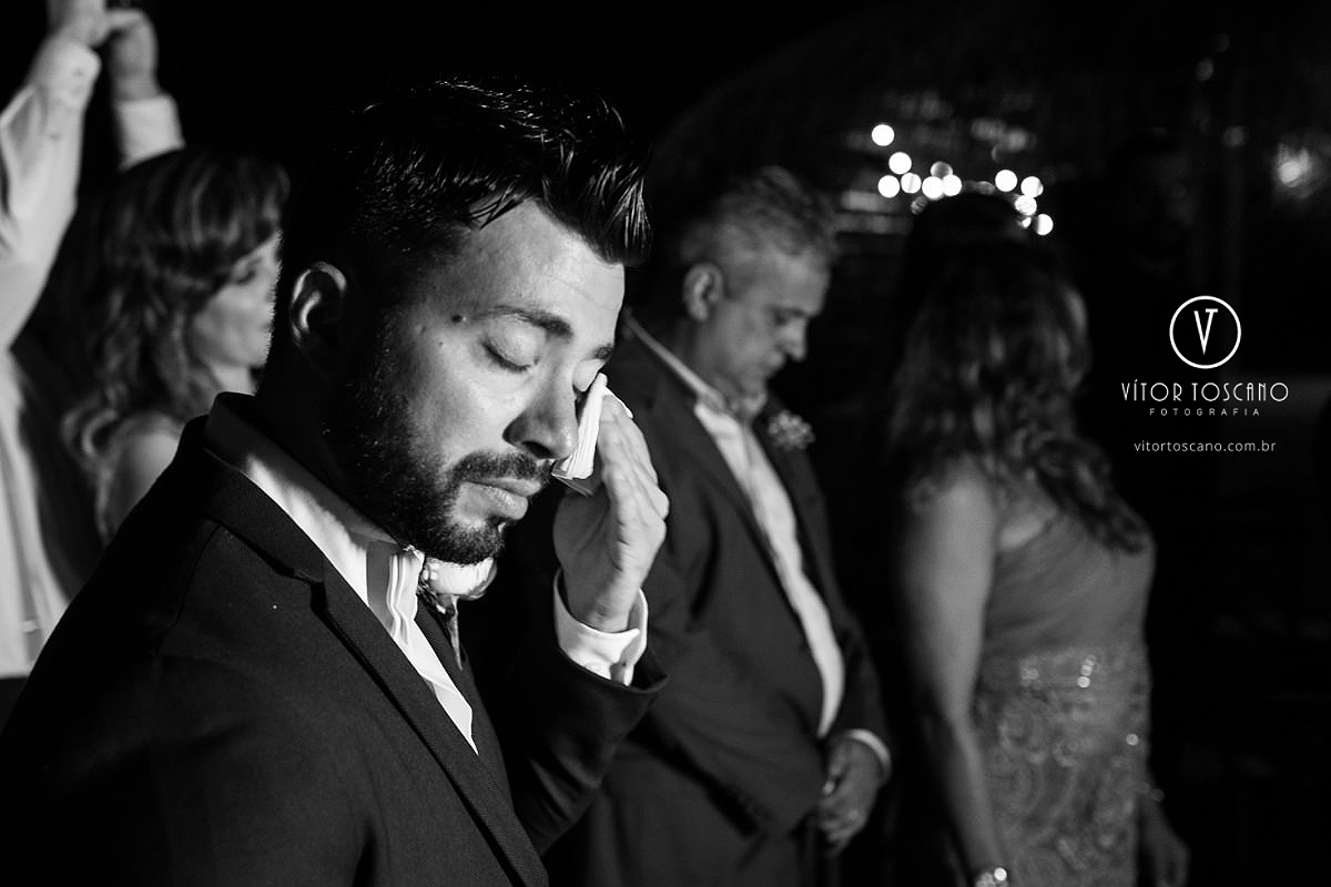 Noivo chorando no altar no casamento de Karol e Andre, na pousada Macamirim em Natal RN.