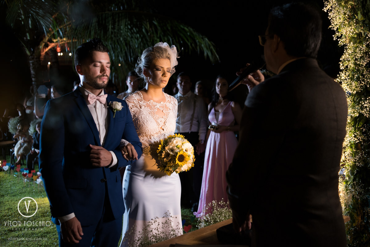 Casal no altar no casamento de Karol e Andre, na pousada Macamirim em Natal RN.