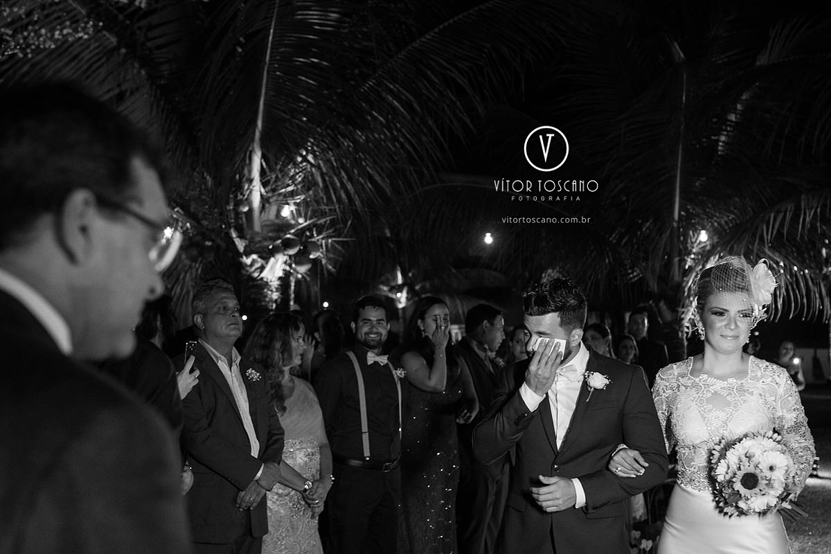 Noivo chorando no casamento de Karol e Andre, na pousada Macamirim em Natal RN.