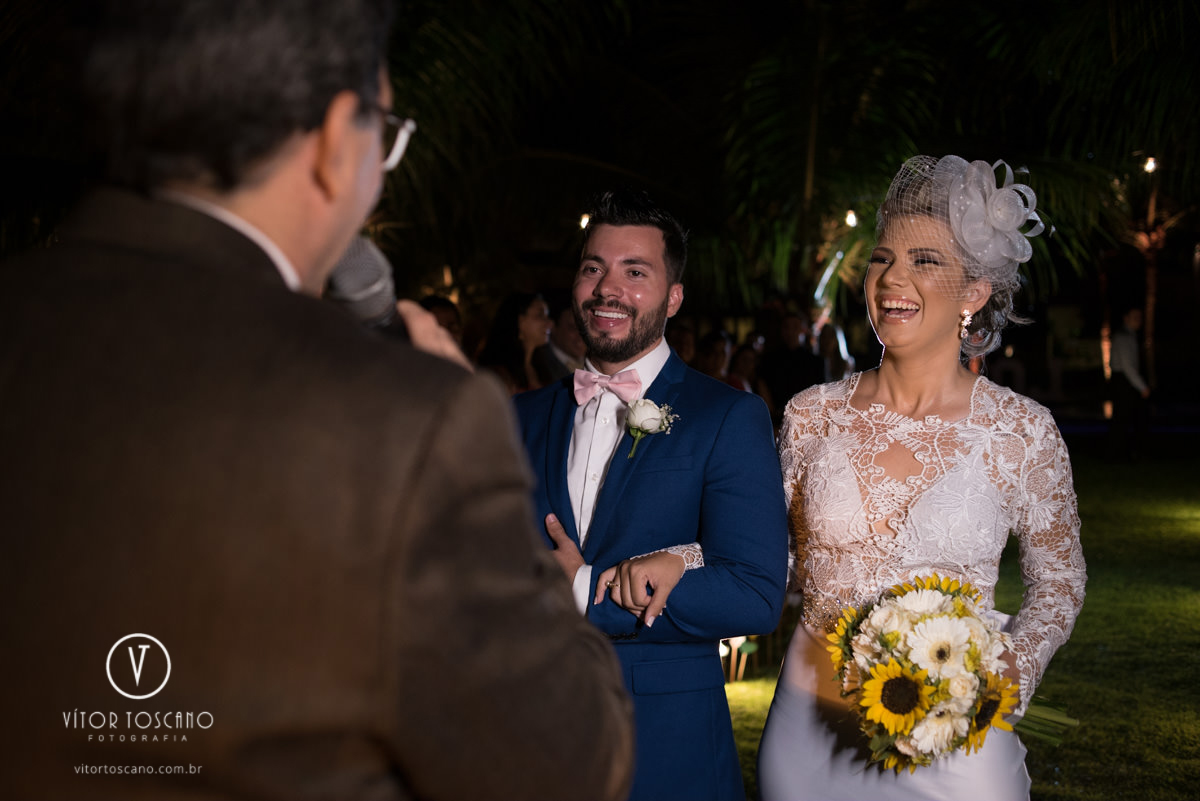 Noivos sorrindo no casamento de Karol e Andre, na pousada Macamirim em Natal RN.