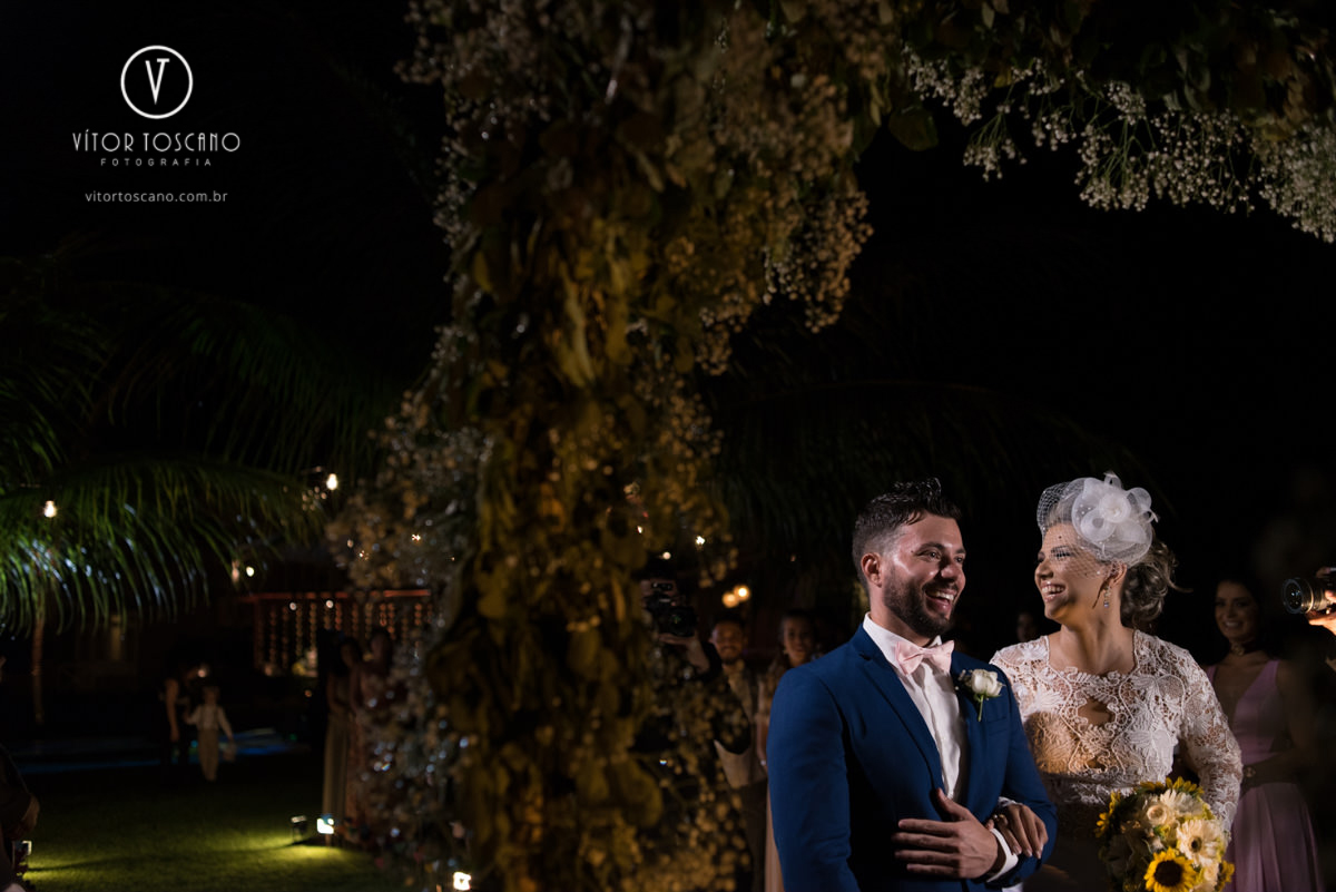 Noivos sorrindo no casamento de Karol e Andre, na pousada Macamirim em Natal RN.