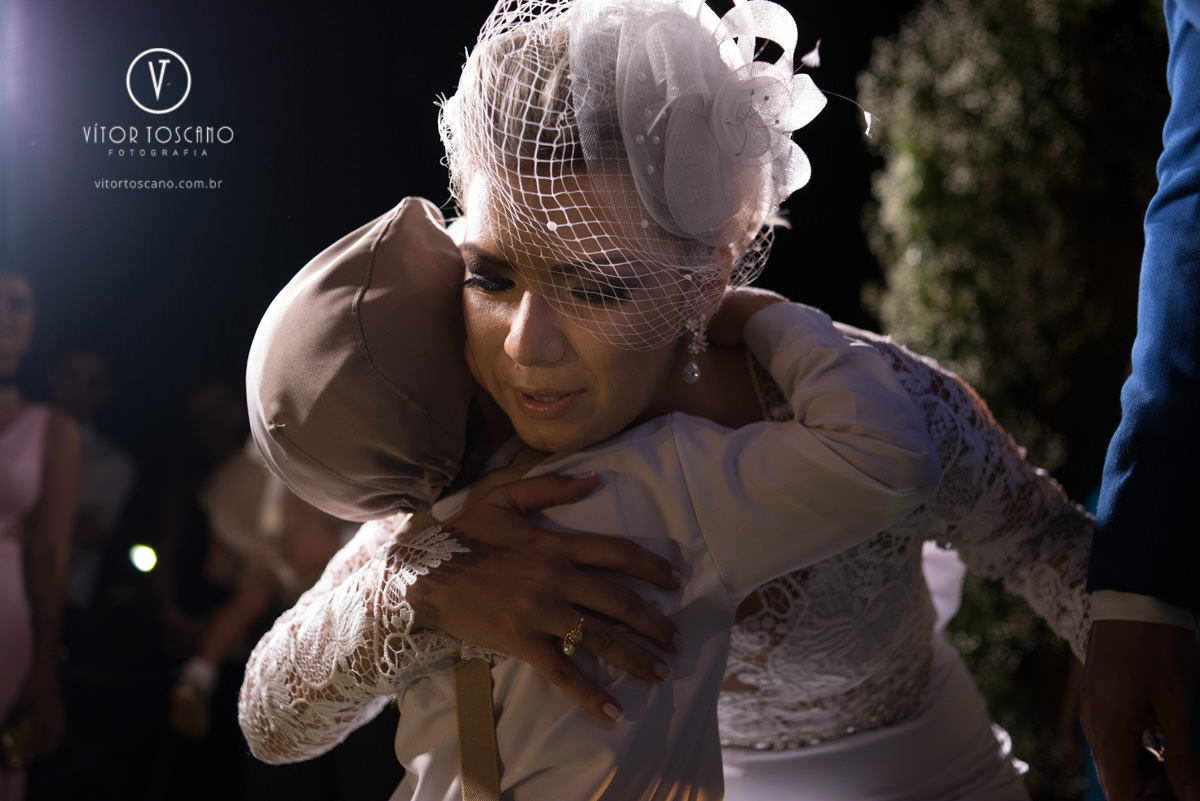 Noiva abraçando o seu filho no casamento de Karol e Andre, na pousada Macamirim em Natal RN.