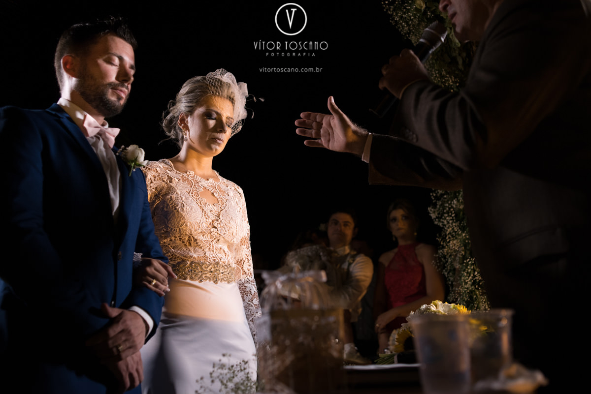 Noivos recebendo as bênçãos no casamento de Karol e Andre, na pousada Macamirim em Natal RN.