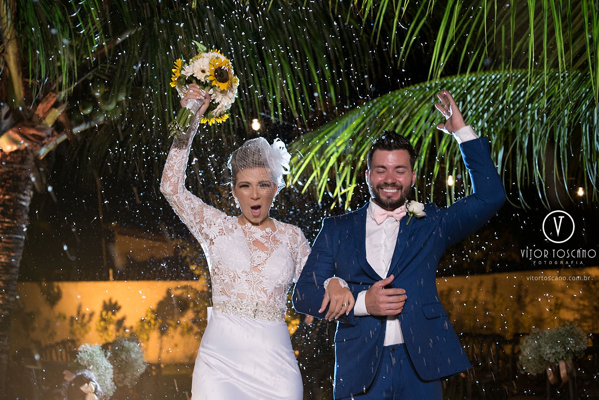 Noivo comemorandono casamento de Karol e Andre, na pousada Macamirim em Natal RN.