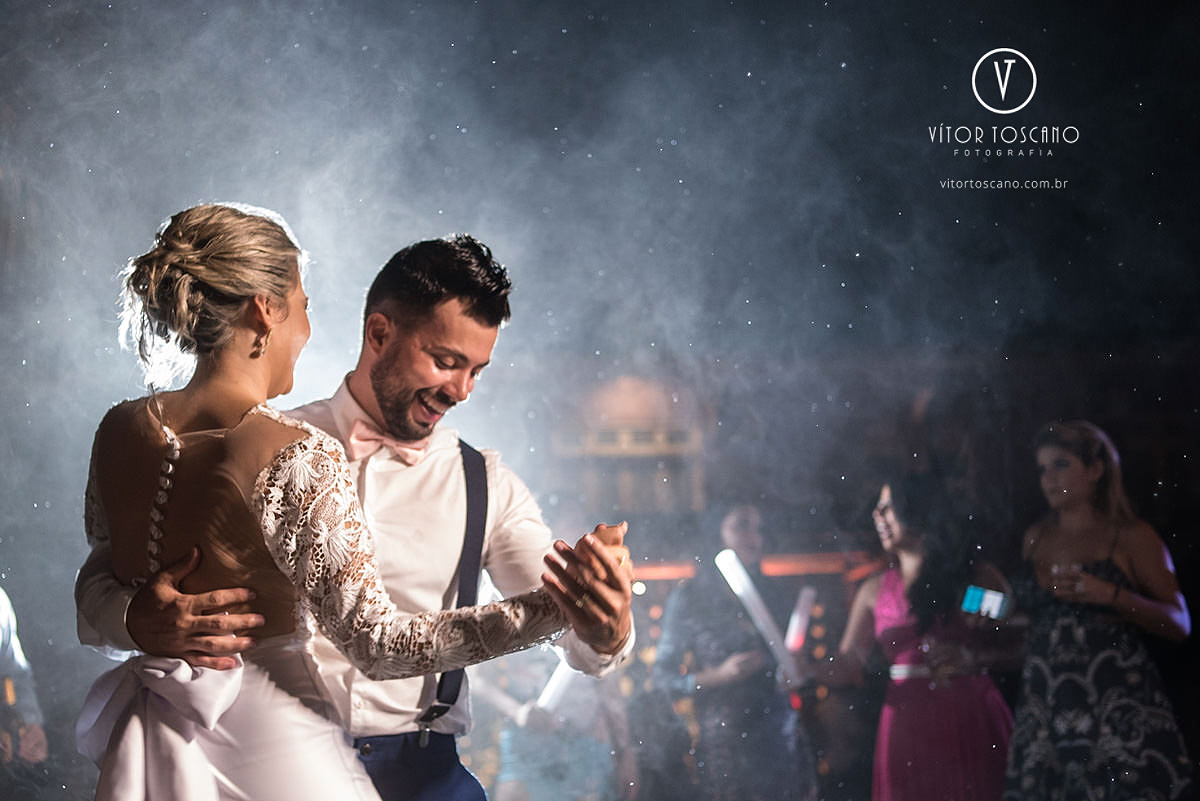 Noivos dançando Sessão dos noivos no casamento de Karol e Andre, na pousada Macamirim em Natal RN.