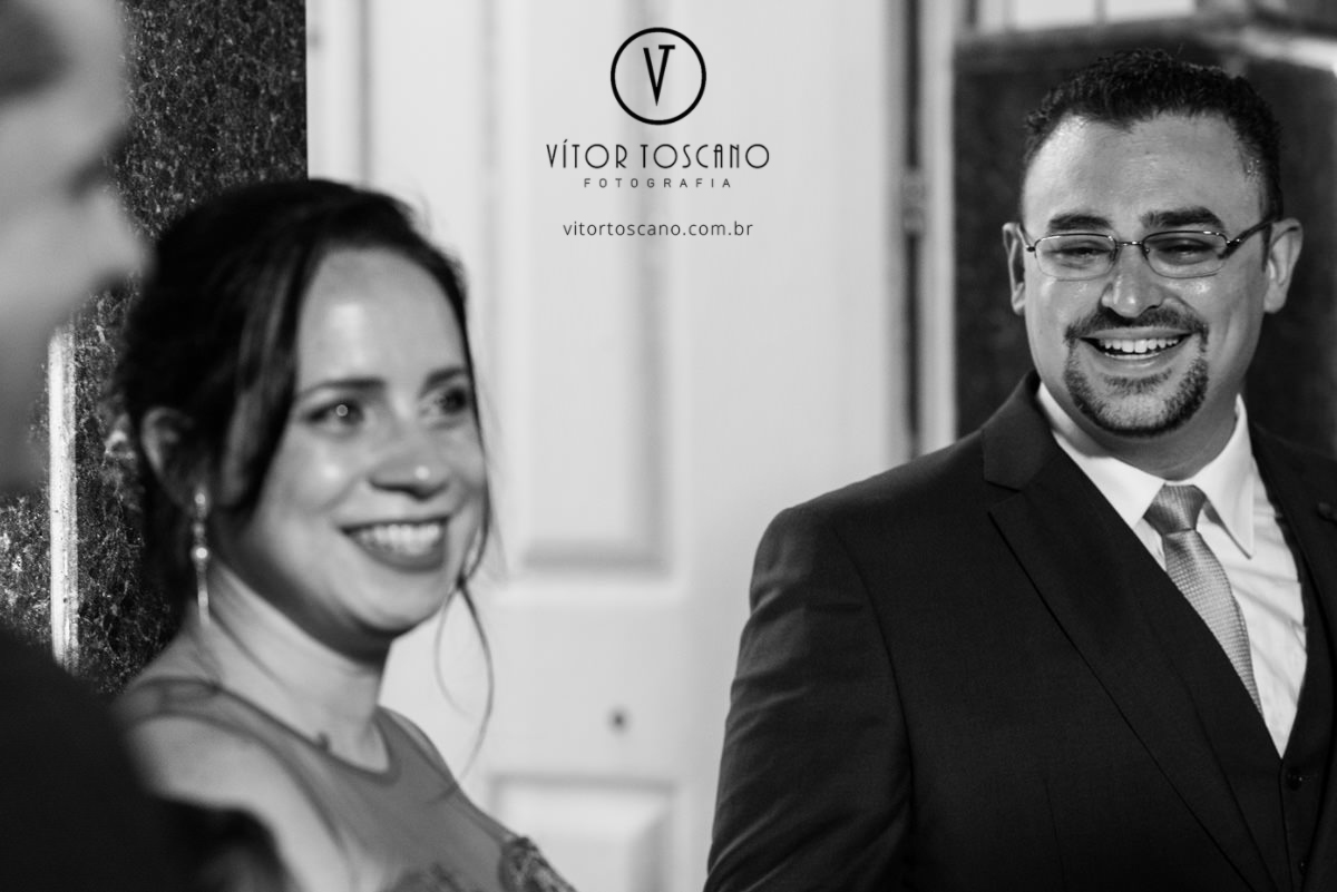 Noivo na porta da igreja para o casamento de dani e beto em natal rn.