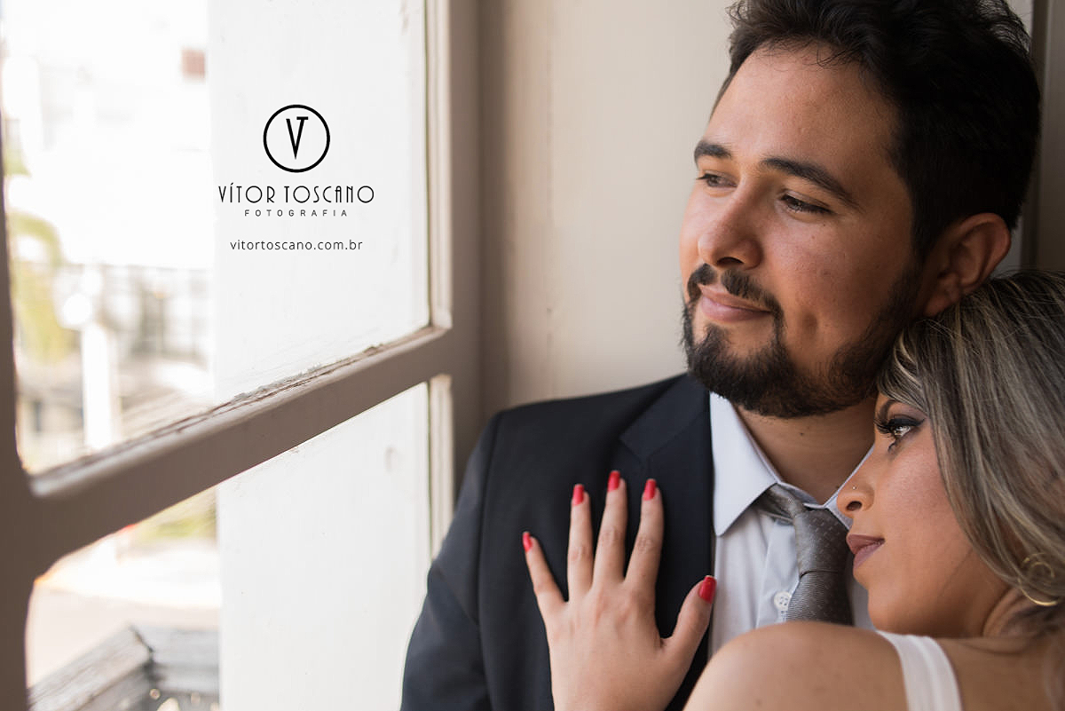Priscila e Raoni abraçados na Pinacoteca de Natal-RN no ensaio pré wedding, por vitor toscano.