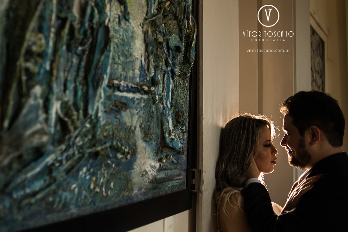 Priscila e Raoni abraçados na Pinacoteca de Natal-RN no ensaio pré wedding, por vitor toscano