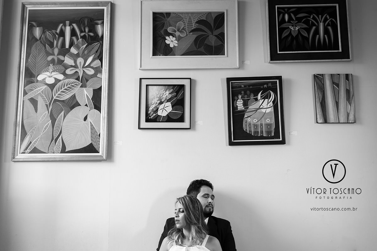 Priscila e Raoni abraçados na Pinacoteca de Natal-RN no ensaio pré wedding, por vitor toscano