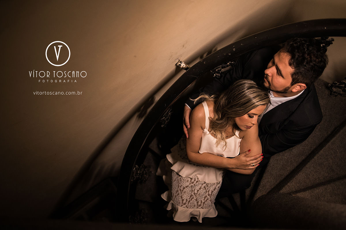 Priscila e Raoni abraçados na Pinacoteca de Natal-RN no ensaio pré wedding, por vitor toscano