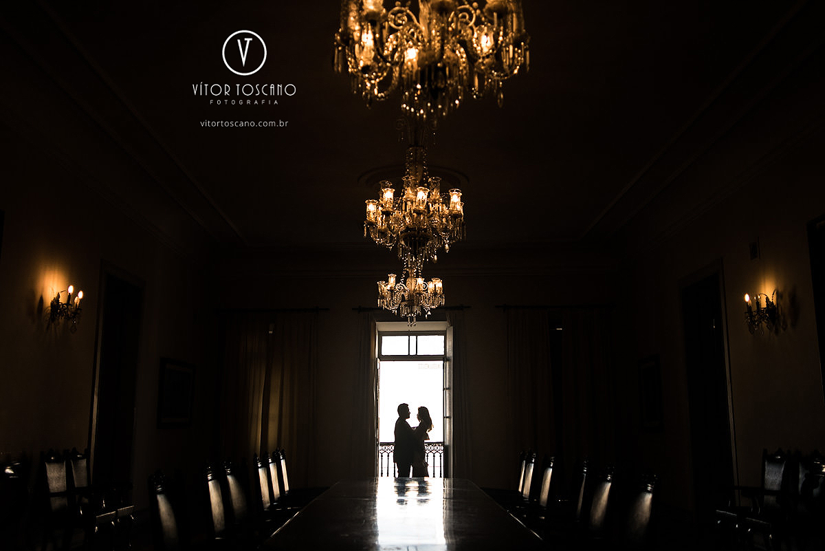 Priscila e Raoni abraçados na Pinacoteca de Natal-RN no ensaio pré wedding, por vitor toscano