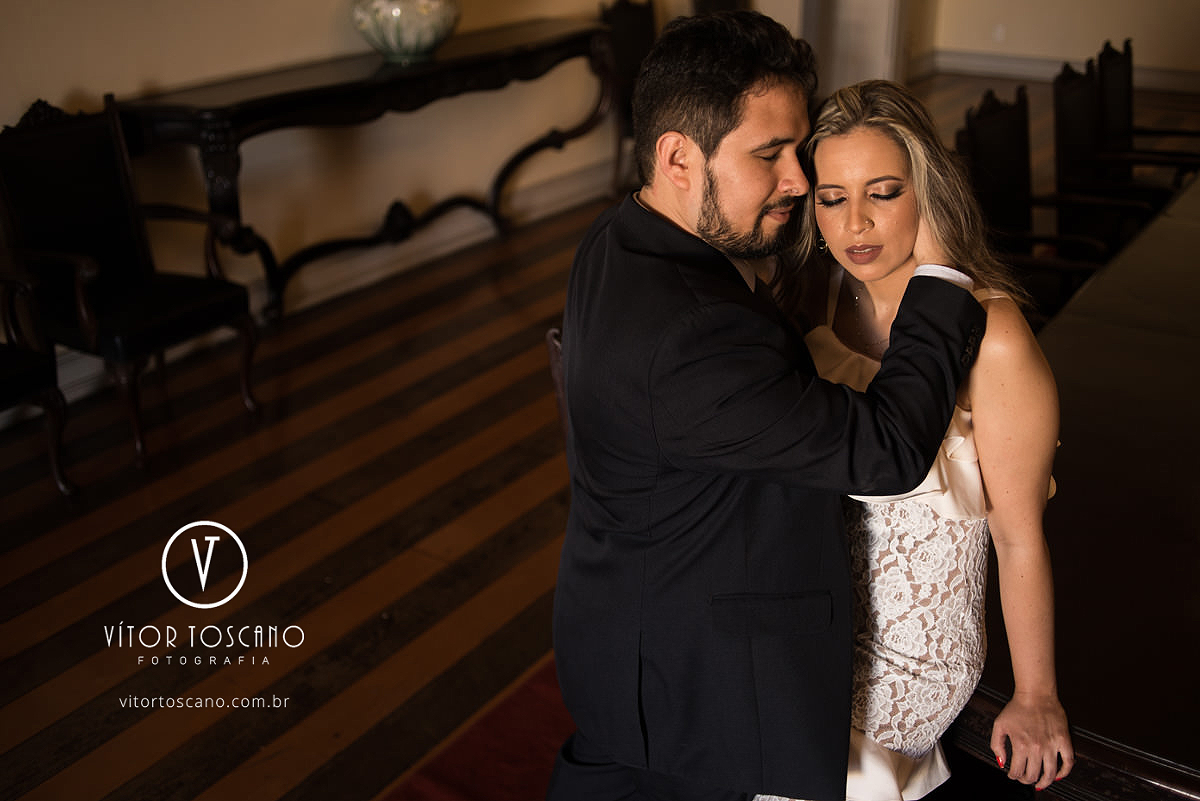 Priscila e Raoni abraçados na Pinacoteca de Natal-RN no ensaio pré wedding, por vitor toscano