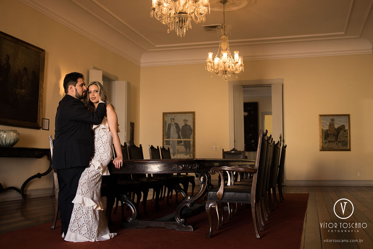 Priscila e Raoni abraçados na Pinacoteca de Natal-RN no ensaio pré wedding, por vitor toscano
