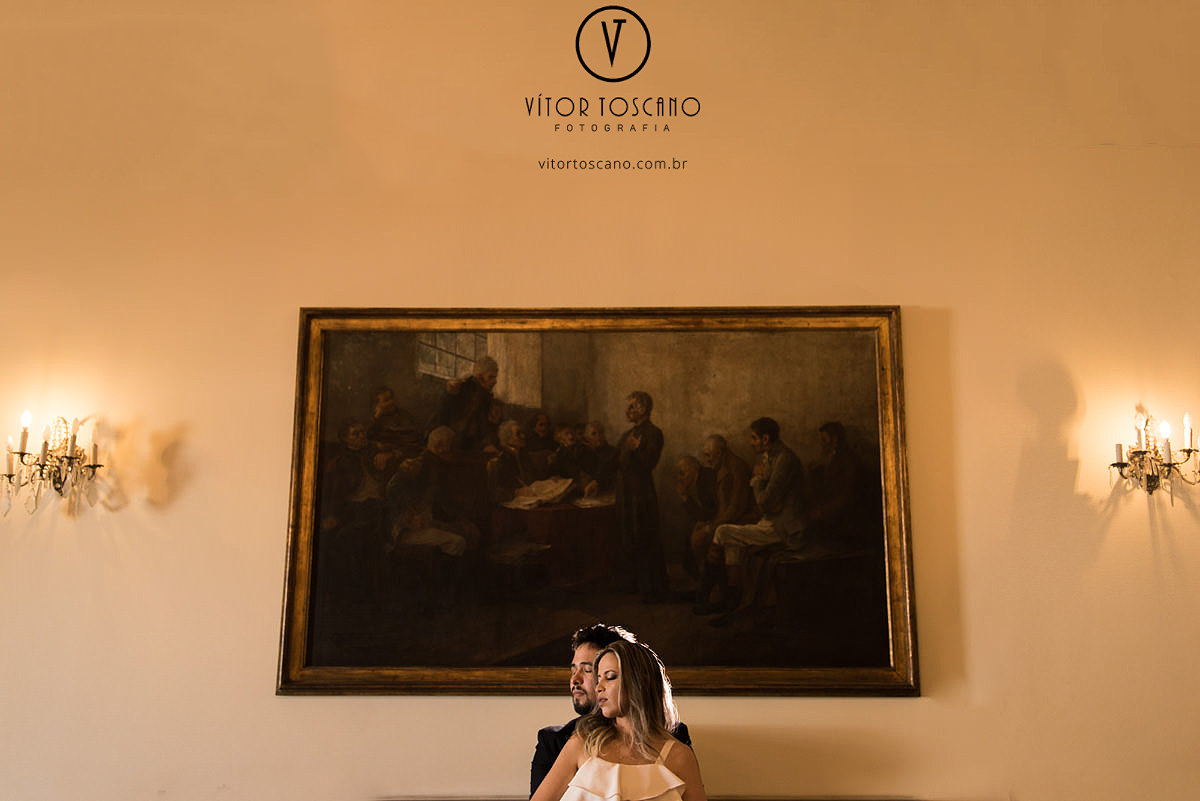 Priscila e Raoni abraçados na Pinacoteca de Natal-RN no ensaio pré wedding, por vitor toscano