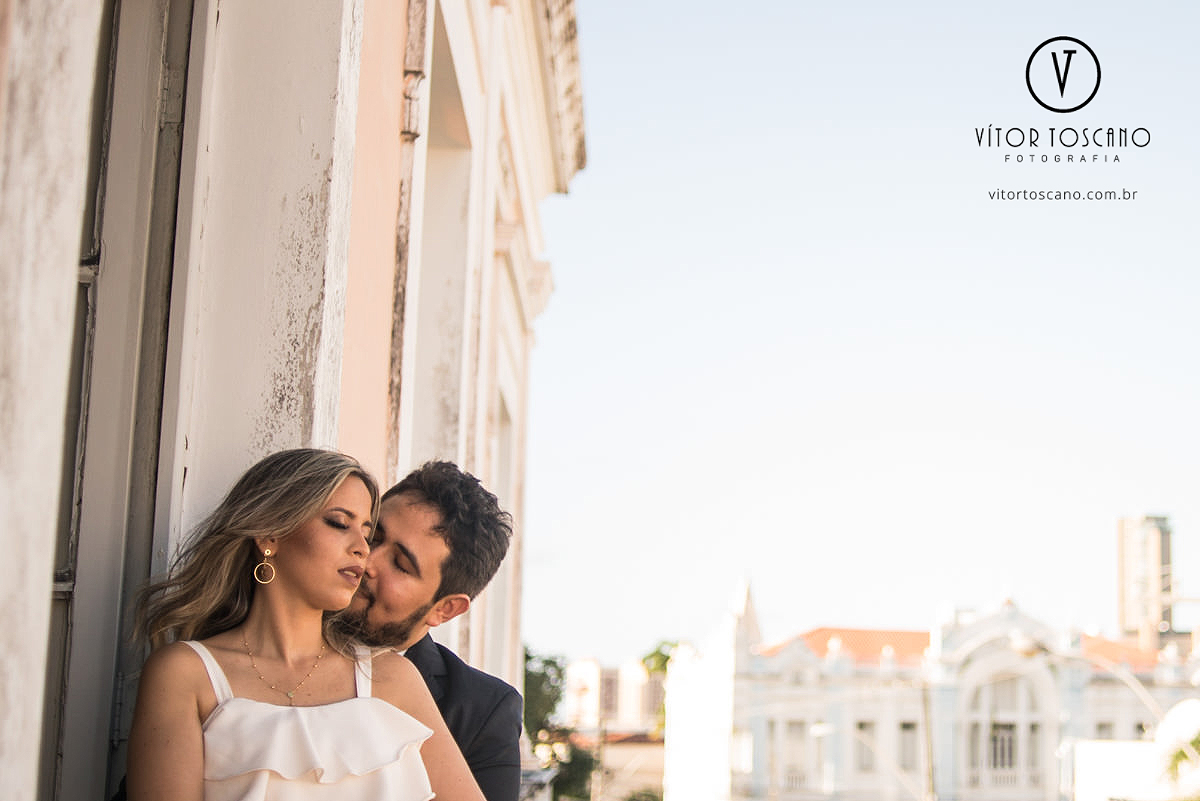 Priscila e Raoni abraçados na Pinacoteca de Natal-RN no ensaio pré wedding, por vitor toscano