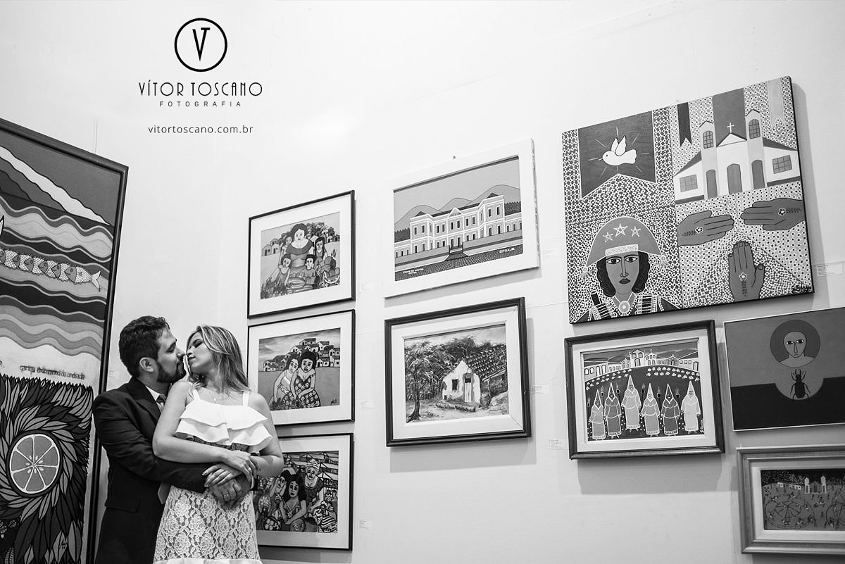 Priscila e Raoni abraçados na Pinacoteca de Natal-RN no ensaio pré wedding, por vitor toscano