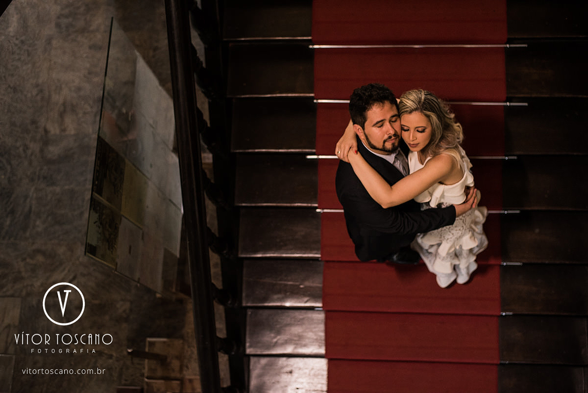 Priscila e Raoni abraçados na Pinacoteca de Natal-RN no ensaio pré wedding, por vitor toscano