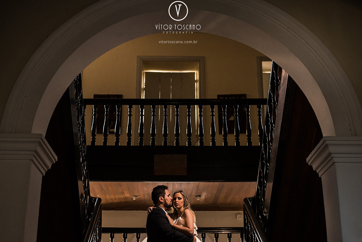 Priscila e Raoni abraçados na Pinacoteca de Natal-RN no ensaio pré wedding, por vitor toscano