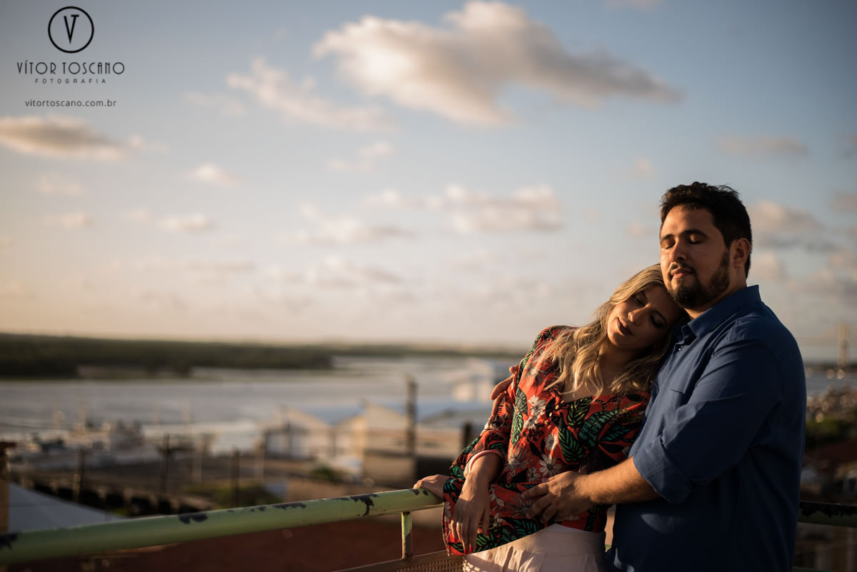 Priscila e Raoni abraçados na pedra do rosário Natal-RN no ensaio pré wedding, por vitor toscano