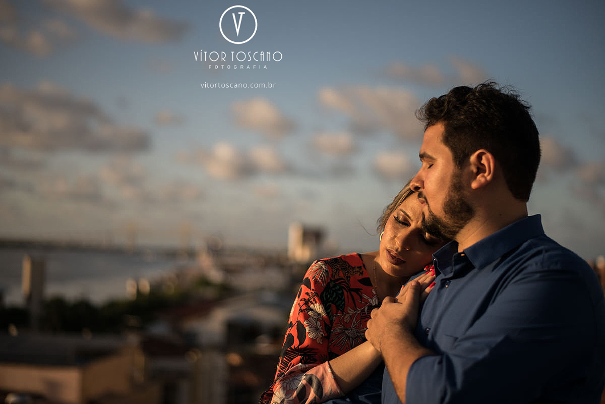 Priscila e Raoni abraçados na pedra do rosário Natal-RN no ensaio pré wedding, por vitor toscano