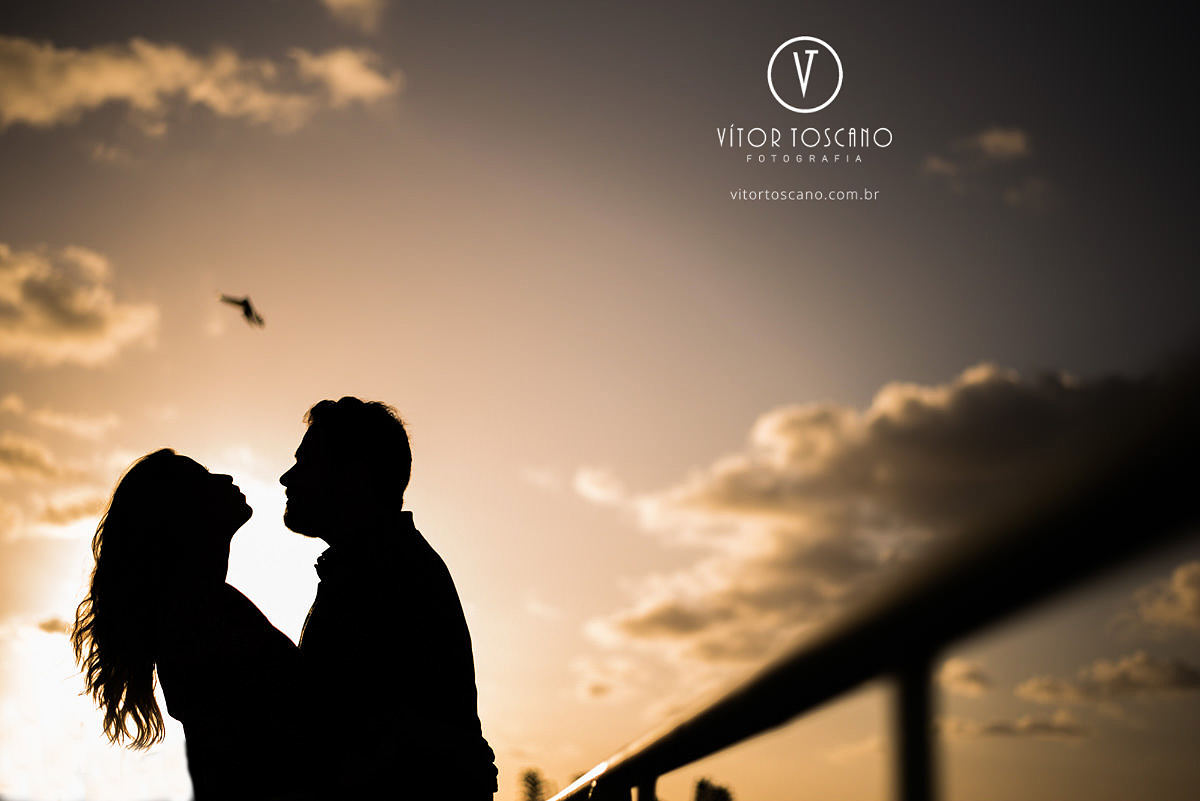 Priscila e Raoni abraçados na pedra do rosário Natal-RN no ensaio pré wedding, por vitor toscano