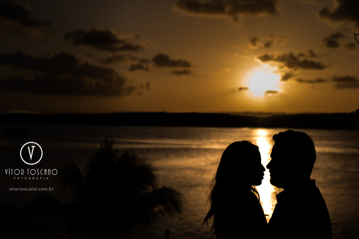 Priscila e Raoni abraçados na pedra do rosário Natal-RN no ensaio pré wedding, por vitor toscano