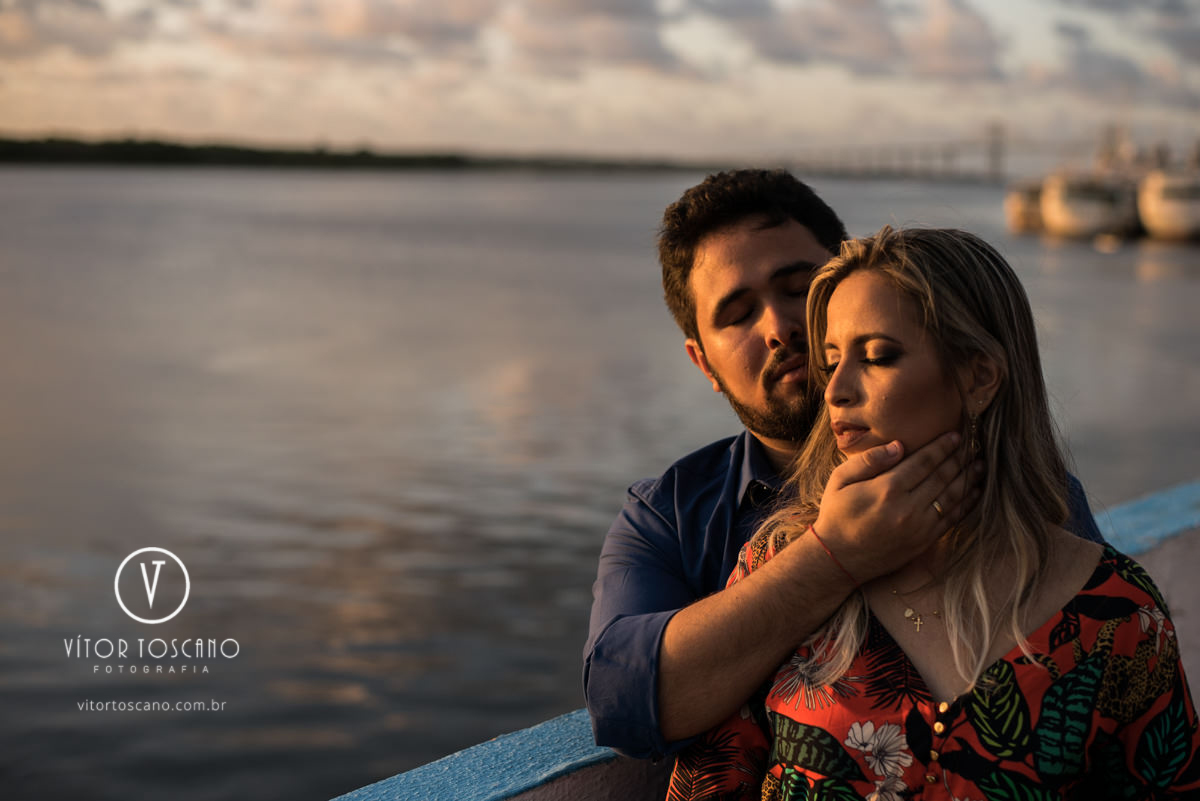 Priscila e Raoni abraçados na pedra do rosário Natal-RN no ensaio pré wedding, por vitor toscano