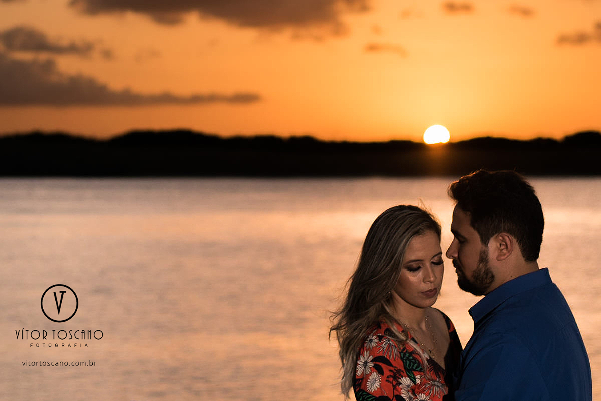 Priscila e Raoni abraçados na pedra do rosário Natal-RN no ensaio pré wedding, por vitor toscano