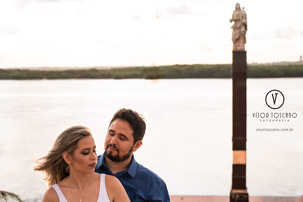 Priscila e Raoni abraçados na pedra do rosário Natal-RN no ensaio pré wedding, por vitor toscano