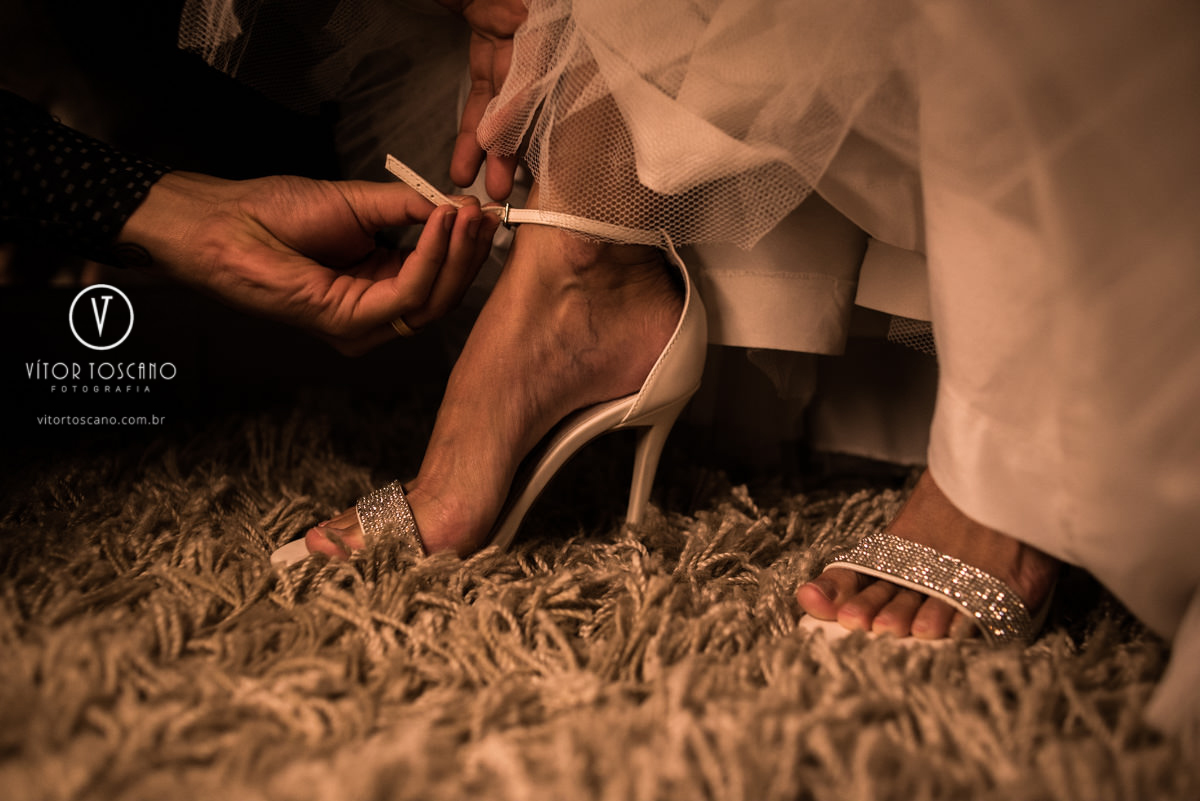 Colocando o sapato da noiva no casamento de priscila e raoni em natal rn.